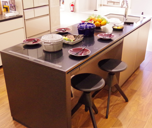人が集う空間を作りだすキッチン「Irori Dining」。料理教室での活用など用途は広い